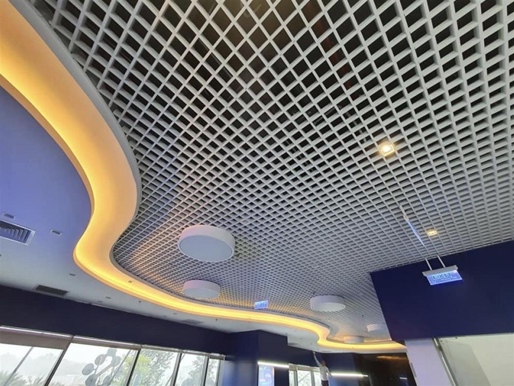 Trần nhôm caro được thiết kế với mẫu hoa văn hình ô vuông hoặc hình chữ nhật